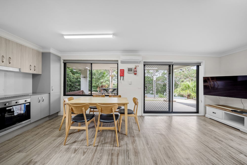 Haven Holiday Resort Sussex Inlet 2Bdr Apartment open plan kitchen, dining and loungeroom