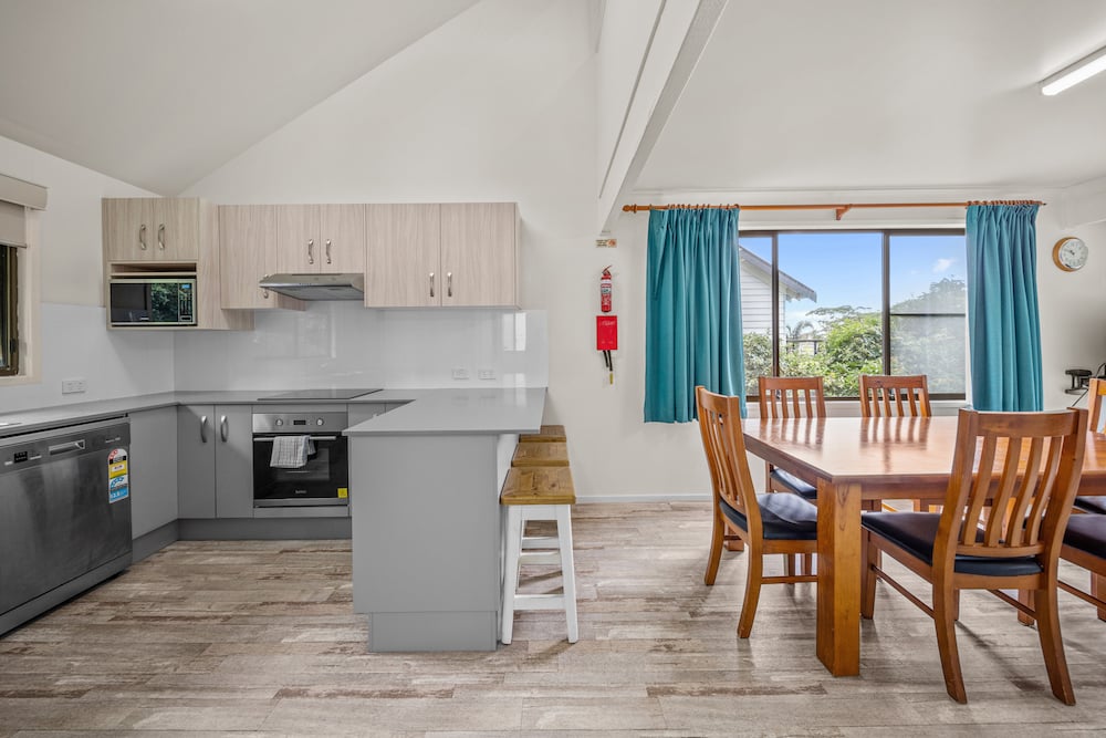 Haven Holiday Resort Sussex Inlet 3bdr Villa open plan kitchen and dining-1