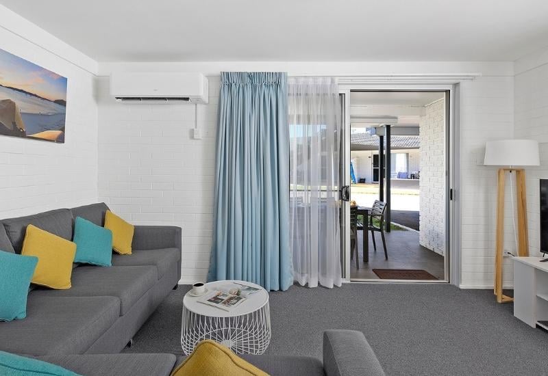 Seaside Holiday Resort Fingal Bay lounge room-1